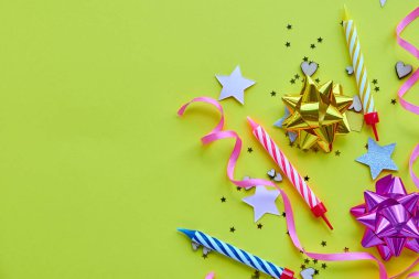 sarı arka plan, parti zamanı, bir Doğum günü veya diğer kutlama davetiye kavramı.