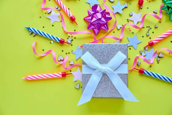 Fundo amarelo, o conceito de tempo de festa, um convite para um aniversário ou outra celebração . — Fotografia de Stock