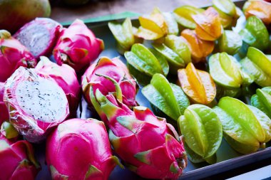 İtalyanca sokak Corniglia od. Ahşap kutusunda taze organik sebze