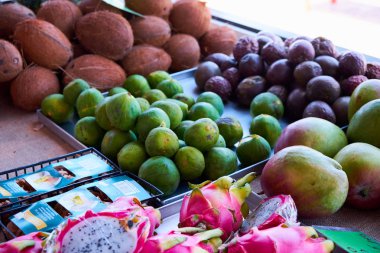 İtalyanca sokak Corniglia od. Ahşap kutusunda taze organik sebze