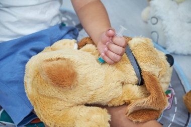 Çocuklar hastalık kavramı. Renkli boncuklar mektup Word'le anemi ve stetoskop arka plan