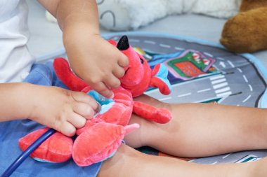 Çocuklar hastalık kavramı. Renkli boncuklar mektup Word'le anemi ve stetoskop arka plan