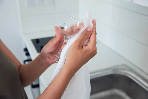 여자 손 설거지의 클로즈업. — 스톡 사진