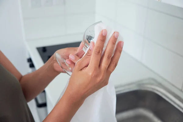 Großaufnahme von Frauenhänden beim Geschirrspülen. — Stockfoto