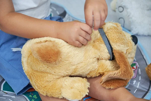 Çocuklar hastalık kavramı. Renkli boncuklar mektup Word'le anemi ve stetoskop arka plan