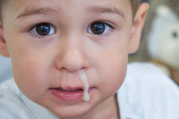 Piccolo asiatico ragazzo come raccolta un moccio e mangiare moccio e giocare moccio in soggiorno a casa . — Foto Stock