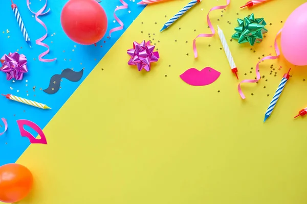 Fundo amarelo, o conceito de tempo de festa, um convite para um aniversário ou outra celebração . — Fotografia de Stock