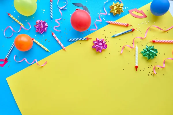 Fondo amarillo, el concepto de tiempo de fiesta, una invitación a un cumpleaños u otra celebración . — Foto de Stock