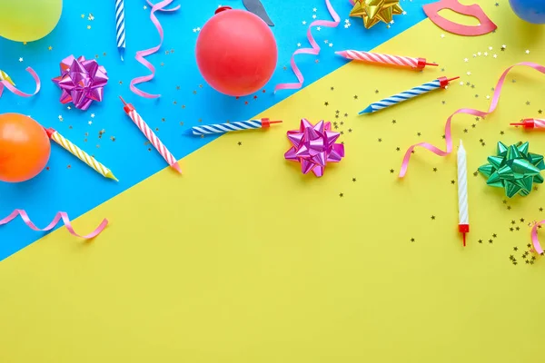 Gul bakgrund, begreppet part tid, en inbjudan till en födelsedag eller andra firande. — Stockfoto