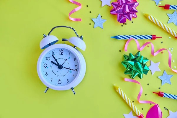 Fundo amarelo, o conceito de tempo de festa, um convite para um aniversário ou outra celebração . — Fotografia de Stock