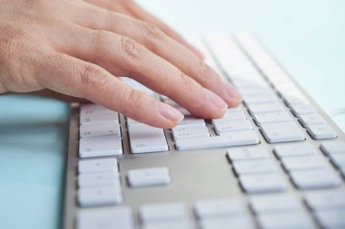 Eller veya klavyede yazarak işçisi kadın ofis