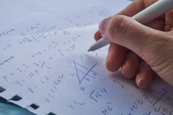 Hoja de papel llena de cálculos como fondo. Problemas matemáticos en el gráfico con lápiz. Haciendo álgebra alguna escuela — Foto de Stock