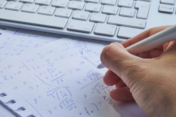 Foto de la mano de las mujeres whit pen y planificador diario — Foto de Stock