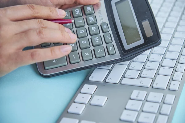 Concepto de negocios y finanzas. Las mujeres trabajan con calculadora y computadora portátil, bolígrafo y portátil en la mesa de madera — Foto de Stock