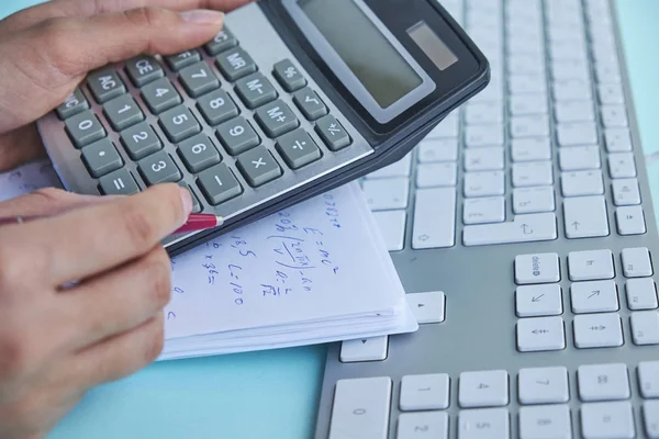 Concepto de negocios y finanzas. Las mujeres trabajan con calculadora y computadora portátil, bolígrafo y portátil en la mesa de madera — Foto de Stock