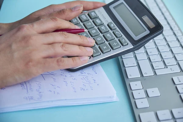Concepto de negocios y finanzas. Las mujeres trabajan con calculadora y computadora portátil, bolígrafo y portátil en la mesa de madera — Foto de Stock