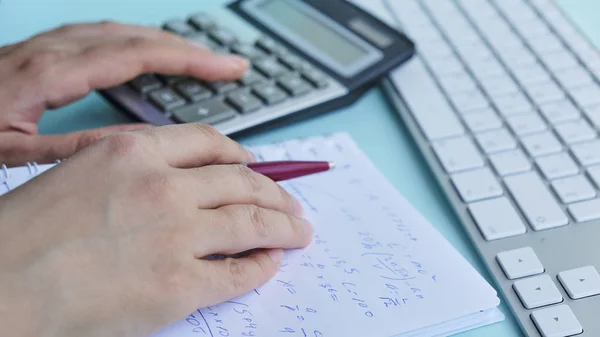 Mujer que trabaja con calculadora, documento de negocios y portátil portátil portátil — Foto de Stock