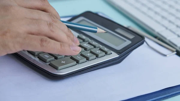 Close up Hombre de negocios que utiliza la calculadora y la computadora portátil para calcular con papel de finanzas, impuestos, contabilidad, concepto de contador . — Foto de Stock