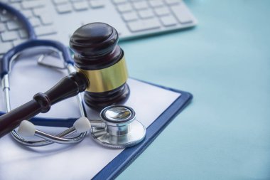 Tokmak ve stetoskop. Tıp hukuk. Tıbbi uygulama hatası yasal tanımı. avukat. Ortak hataları doktorlar, hemşireler ve hastaneler.