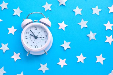 Parti ve iş, beyaz çalar saat parti dekorasyonu ile uyanmak için zaman