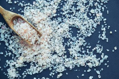 pembe Himalaya tuz karanlık tablo, üstten görünüm, kopya alanı kase