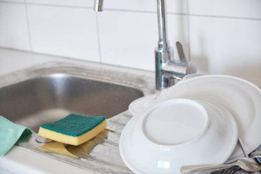 Kirli bulaşık yığını lavaboda