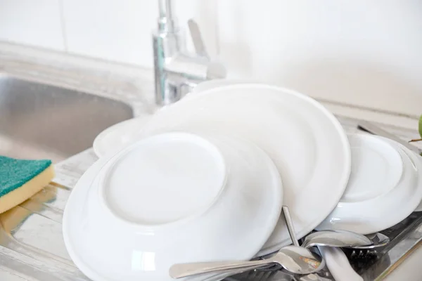 洗碗槽里一堆脏盘子 — 图库照片
