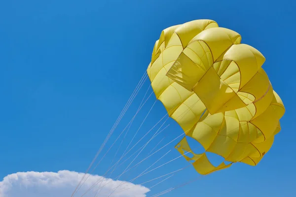 푸른 하늘에 노란 낙하산의 돔. — 스톡 사진