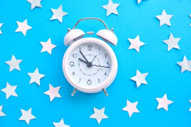 Parti ve iş, beyaz çalar saat parti dekorasyon ışık bokeh gece yarısından önce kırmızı arka plan ile uyanmak için zaman.