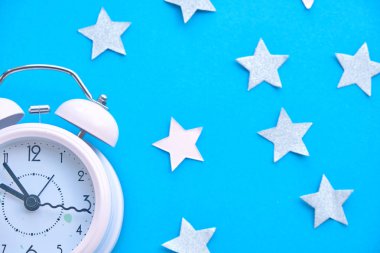 Parti ve iş, beyaz çalar saat parti dekorasyonu ile uyanmak için zaman