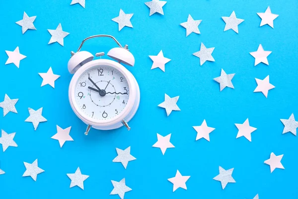 Tempo para a festa e acordar para o trabalho, despertador branco com decoração de festa — Fotografia de Stock