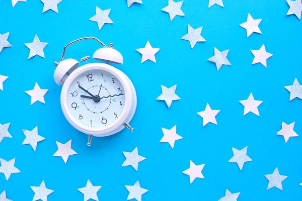 Tempo para a festa e acordar para o trabalho, despertador branco com decoração de festa — Fotografia de Stock