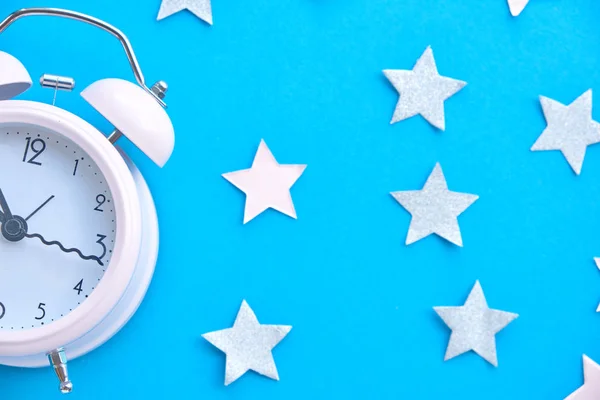 Tempo para a festa e acordar para o trabalho, despertador branco com decoração de festa — Fotografia de Stock