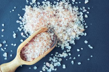 pembe Himalaya tuz karanlık tablo, üstten görünüm, kopya alanı kase