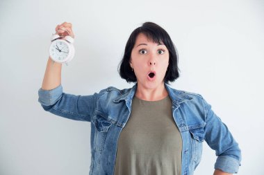 gözleri merak saati ile sürpriz genç kadın. stresli kavramı