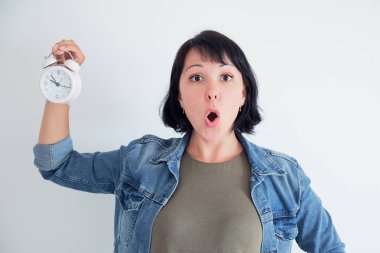 gözleri merak saati ile sürpriz genç kadın. stresli kavramı