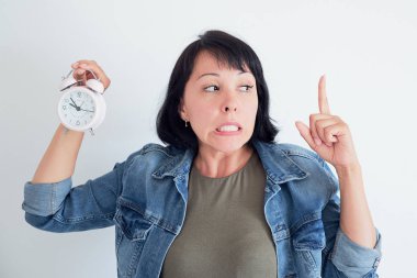 gözleri merak saati ile sürpriz genç kadın. stresli kavramı