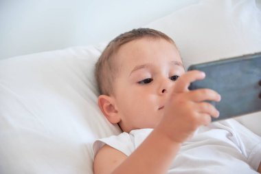 daha önce yatmadan ve smartphone içinde çizgi film izlerken erkek bebek