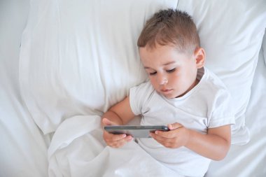 daha önce yatmadan ve smartphone içinde çizgi film izlerken erkek bebek