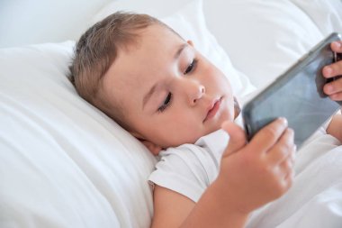 daha önce yatmadan ve smartphone içinde çizgi film izlerken erkek bebek