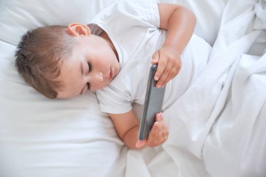 daha önce yatmadan ve smartphone içinde çizgi film izlerken erkek bebek