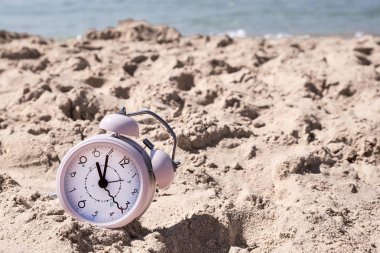 Tatil zamanı. Kumdaki çalar saat