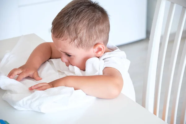 Little boy of two years crying in the kitchen — Stock Photo, Image