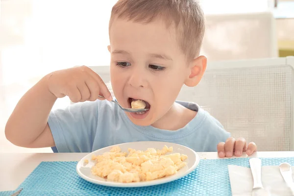 Vicces fiú már a reggeli tojás egyedül tartja egy kanál — Stock Fotó