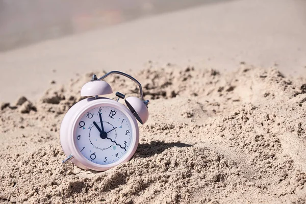 Время отпуска. Будильник на песке — стоковое фото