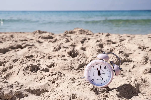 Tempo de férias. Relógio de alarme na areia — Fotografia de Stock