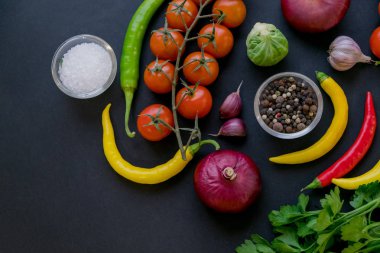 Geleneksel Latin Amerika Meksika domates sosu salsa, Şili chancho tr piedra taş harç ve malzemeler domates, Şili, sarımsak, soğan, karanlık kayrak taş arka plan. Üstten görünüm.