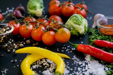 Renkli baharat ve metin için yer karanlık metal zemin üzerine yemek pişirmek için taze sebze yakın çekim. Üstten Görünüm. Biyo sağlıklı gıda katkı maddeleri.