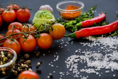 Renkli baharat ve metin için yer karanlık metal zemin üzerine yemek pişirmek için taze sebze yakın çekim. Üstten Görünüm. Biyo sağlıklı gıda katkı maddeleri.