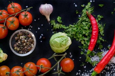 Renkli baharat ve metin için yer karanlık metal zemin üzerine yemek pişirmek için taze sebze yakın çekim. Üstten Görünüm. Biyo sağlıklı gıda katkı maddeleri.